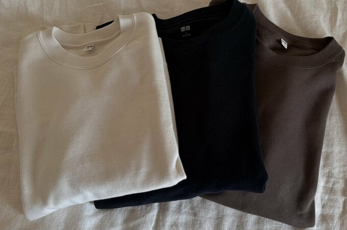 今季のモデル(左のホワイトと右のブラウン)は、首元のVガゼットがなくなったことで、キレイめに着こなしやすくなりました