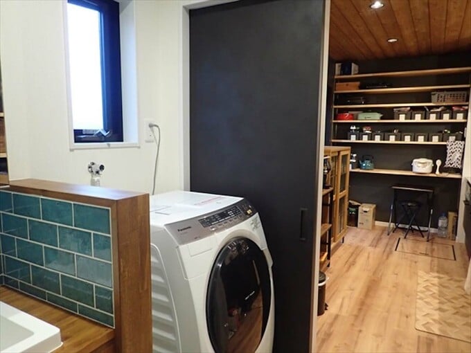 洗面からキッチンを見る