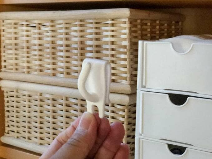 鍵フックを持つ