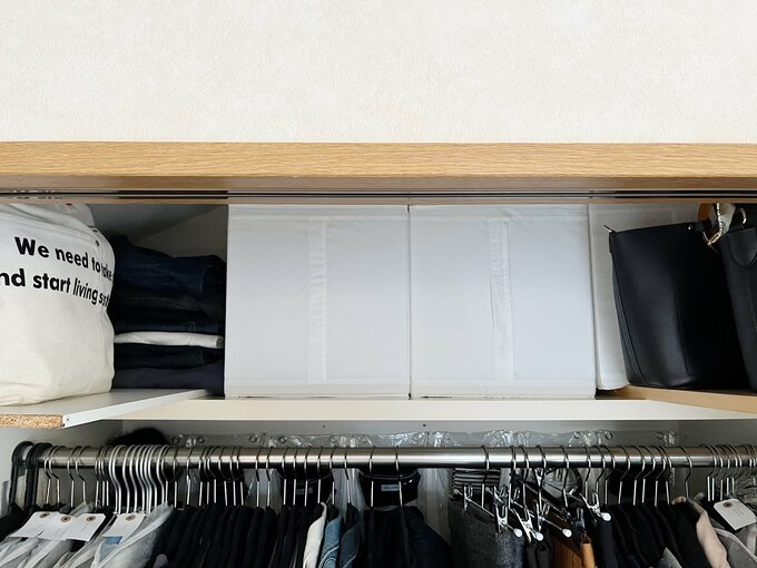 シーズンオフの服にはカバーをかけて