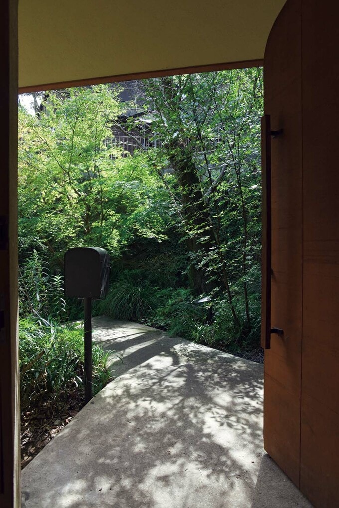 玄関からアプローチを見たところ