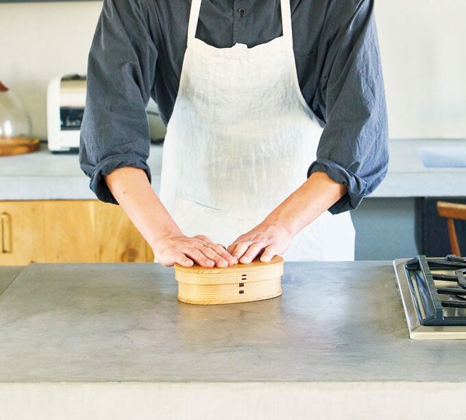 お弁当にフタをする様子