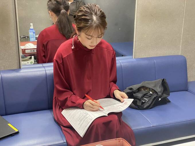 台本を読み込む三上アナ