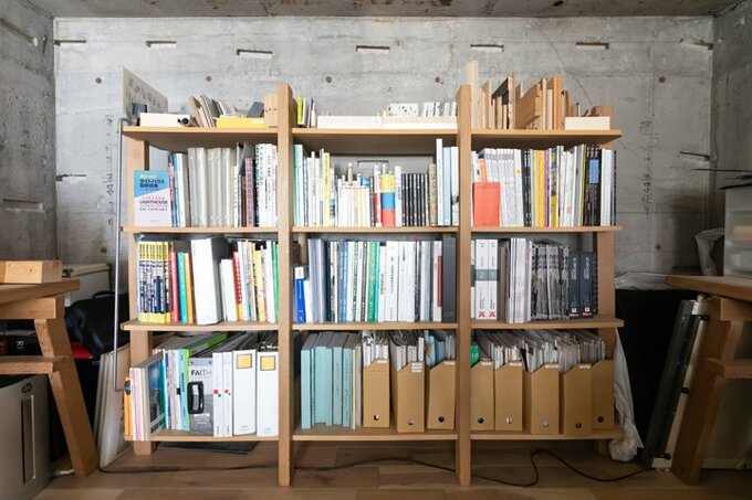 木工作家の友人作の書棚