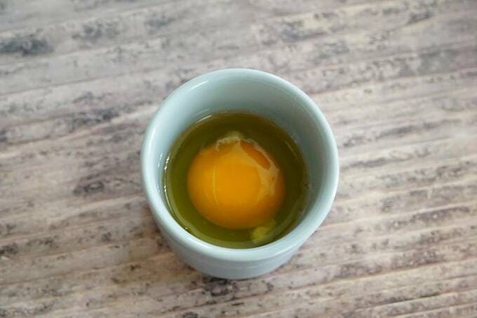 深めの容器に卵