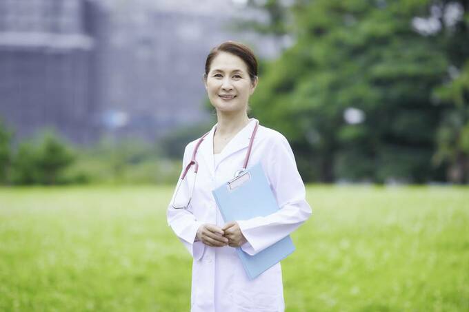 グリーンに白衣の女性