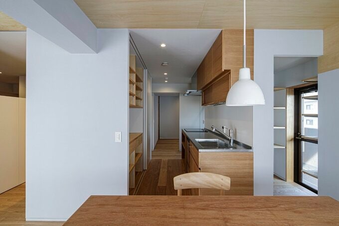 導線上に配置されたキッチン