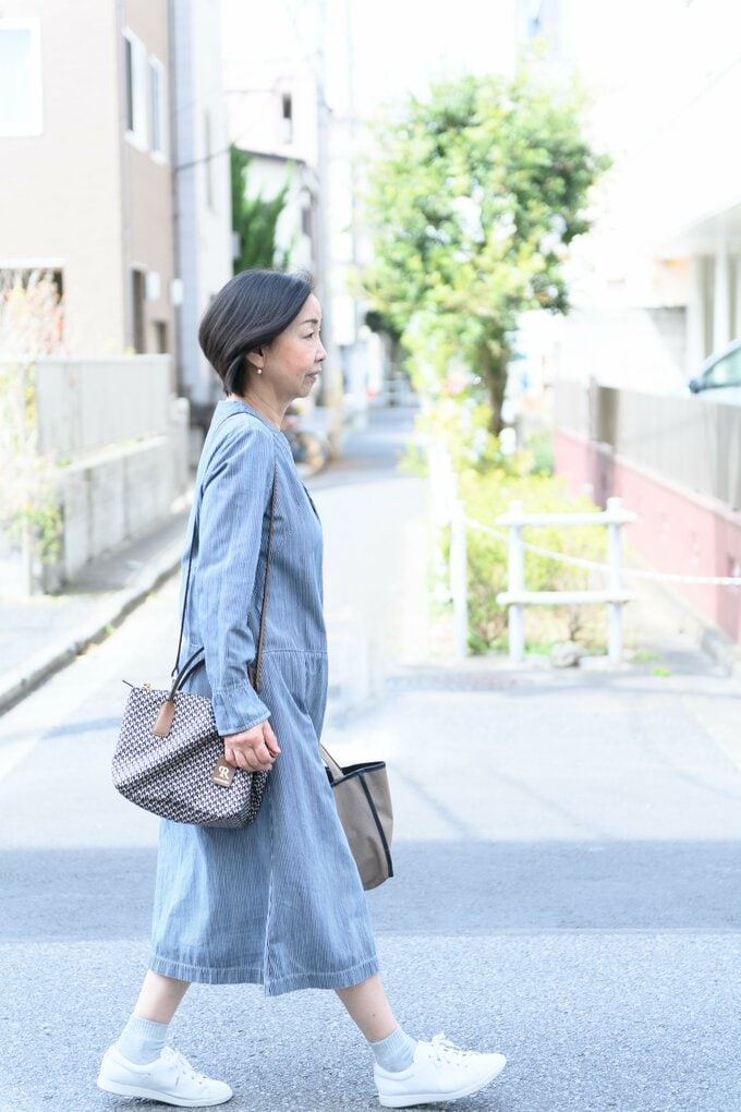 歩く女性