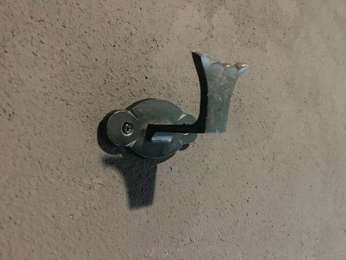 砂壁にスピードミニ10で設置したフック