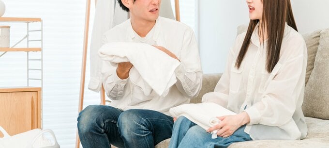 部屋干しに悩む夫婦