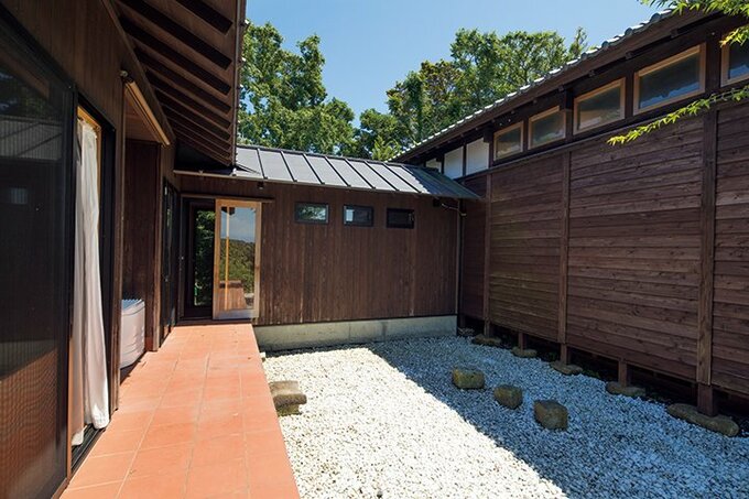 中庭を挟み、母屋(右手)と離れ(左)が向かい合う