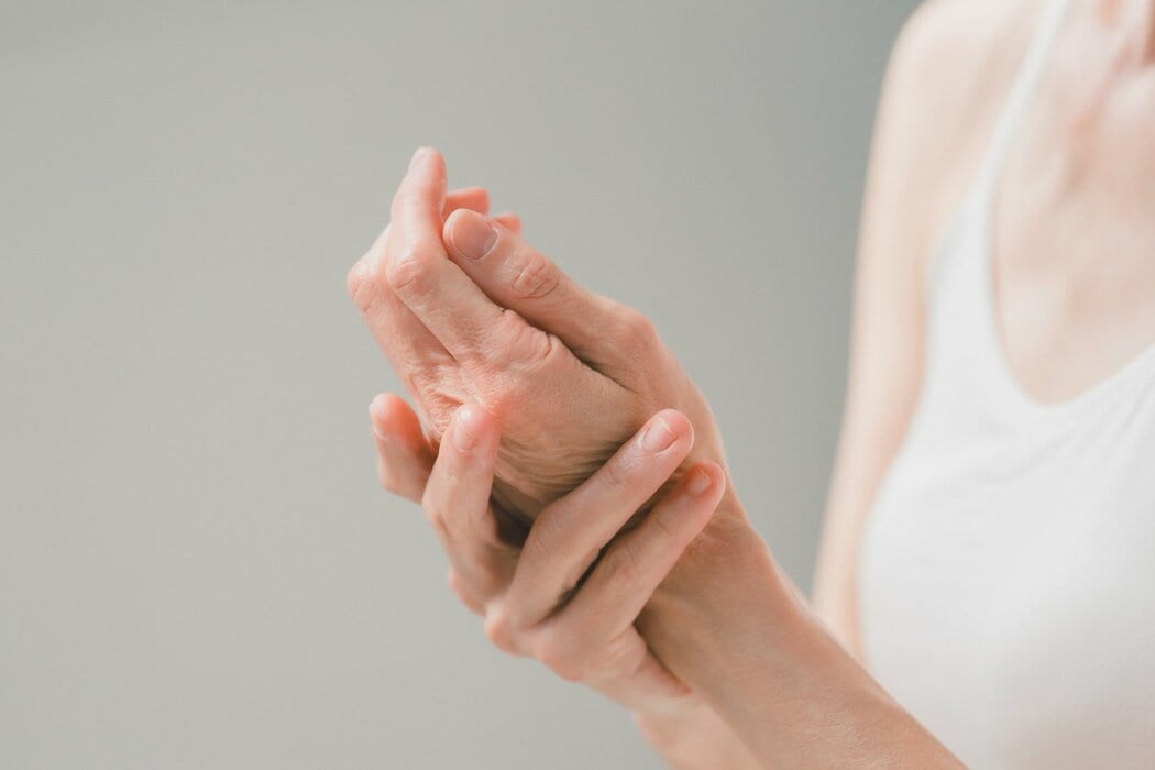 更年期の女性に多い「へバーデン結節」に「ばね指」。手指のこわばりや痛みを感じたら要注意：医師が解説