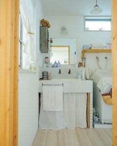 布で隠すだけでシンク下の収納がすてきな空間に