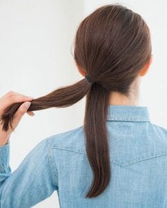 左側の襟足を半分残す