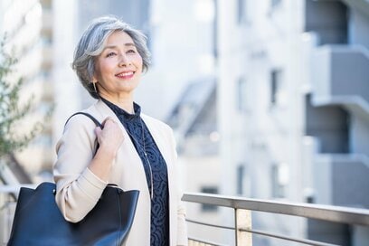 50代は「重いバッグ」を卒業する。今すぐバッグの中から捨てたいもの5つ