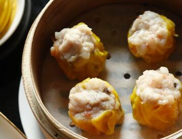 豚とエビのW使いでうま味たっぷりシューマイ。名門ホテルのレシピ