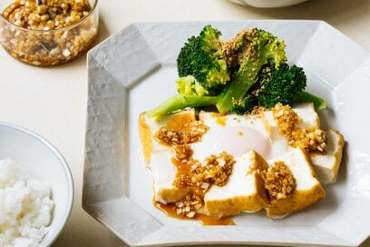 せいろで2品完成、藤井恵さん流・至福の「厚揚げ」献立。落とし卵と香味野菜で減塩＆ごちそうレシピ