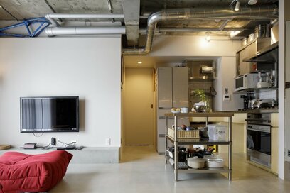 【マンションリノベ事例】床がすべてモルタルだから掃除もラク！LDKは機能性重視の多目的スペースに