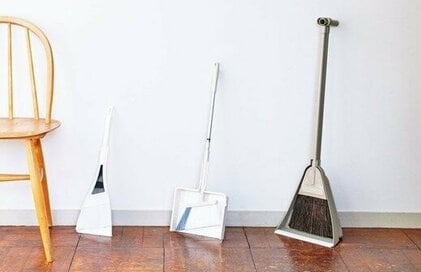 狭い玄関でもスッキリしまえる「ホウキ＆チリトリ」。スミや溝のゴミも取りやすくておしゃれ