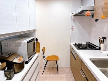 フルタイムで働く2児の母が、キッチンから「減らしたらラクになった」もの4つ。コンロまわりに調味料は置かない