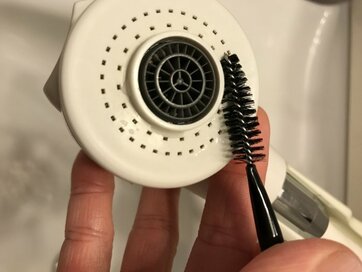 ダイソーのメイクブラシが掃除にも活躍！排水溝やリモコンにも