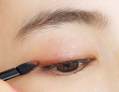 目の上にアイシャドウ