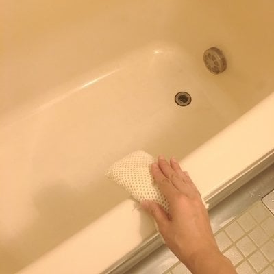 アクリル毛糸スポンジでバスタブを洗う