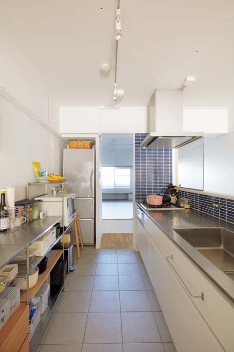 壁を取り払ってオープンにしたキッチン