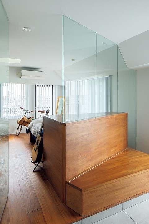 ガラスでゆるく仕切った寝室