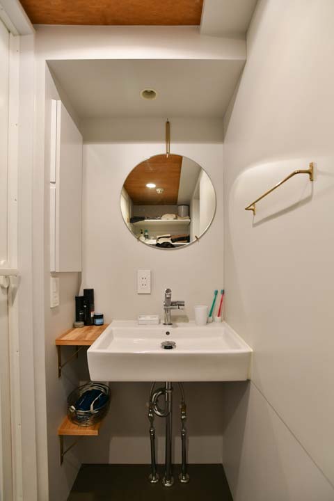 下部はオープンにしてスッキリとさせた洗面台