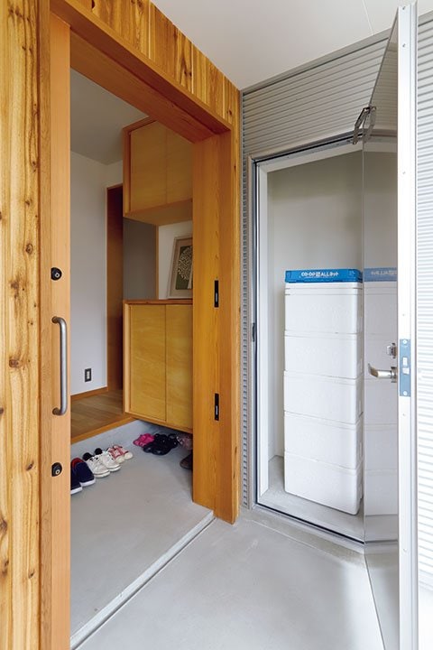 置き配にも対応する荷物BOXを設置した玄関ポーチ