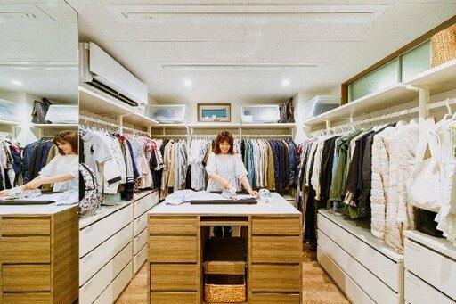 ファミリークロゼットでアイロンをかける妻