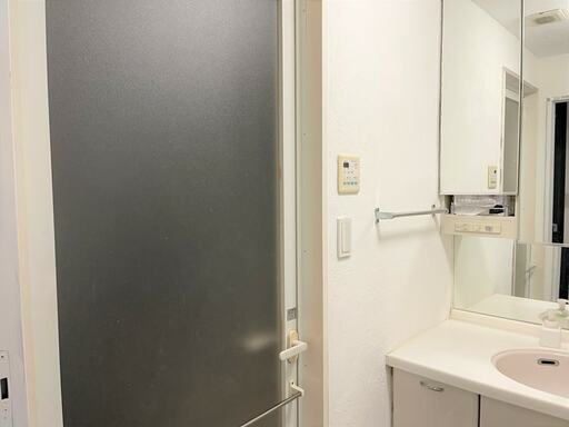 「うまくヌレール漆喰」を塗った後の洗面所の壁