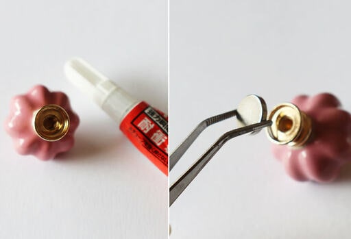 取っ手裏面のネジ受け金具にマグネットを接着