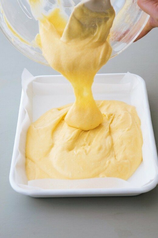 生地をバットに流し入れる様子