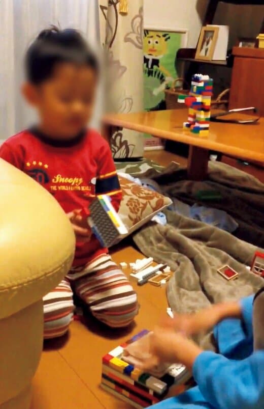散らかった部屋で遊ぶ2人の子ども