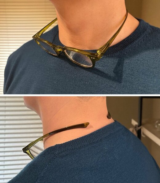 写真：首にかけるメガネ