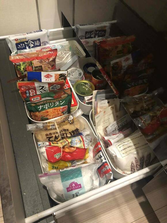 パントリーの中が無印のケースに仕切られている