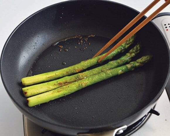 焦げ目がつくまで炒める