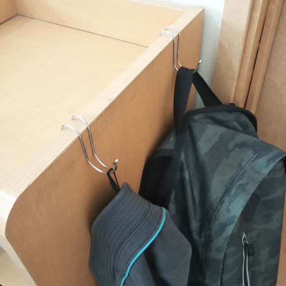 子どもの帽子やリュックも引っかけ収納