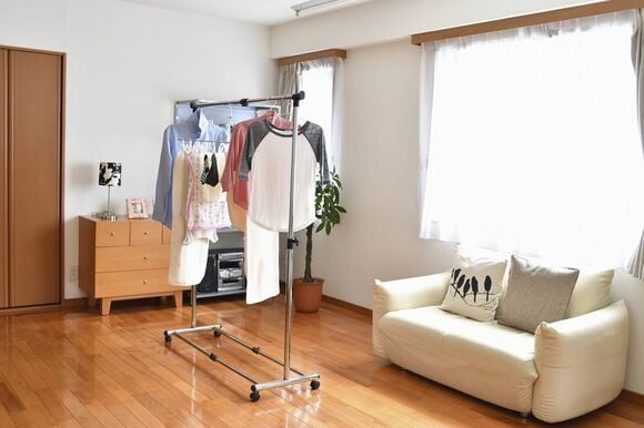 干し器具は壁から離すと乾きやすい