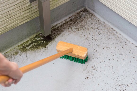 床部分は水をまき、デッキブラシで汚れをこする