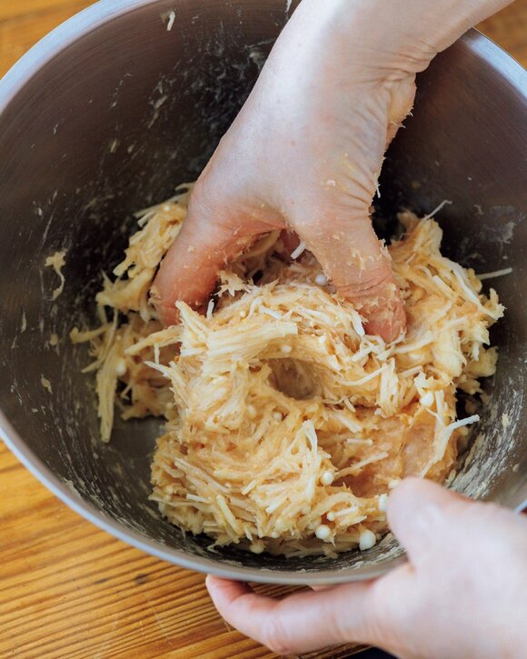 ボウルにエノキ鶏肉など