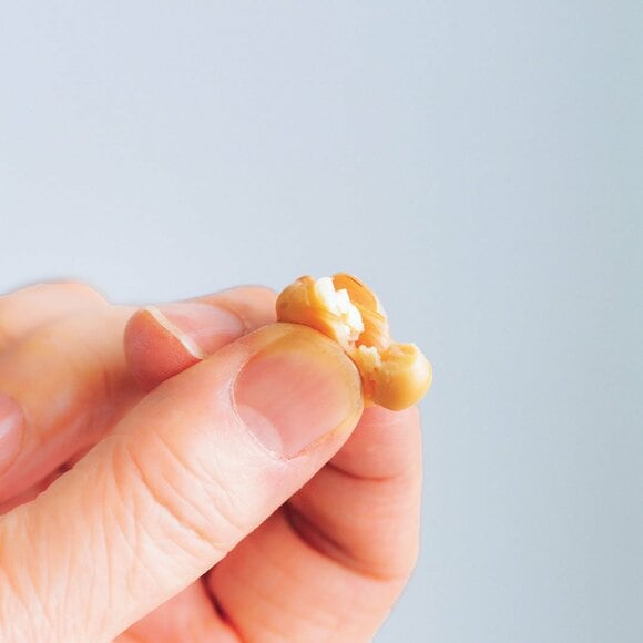 大豆を指でつぶす