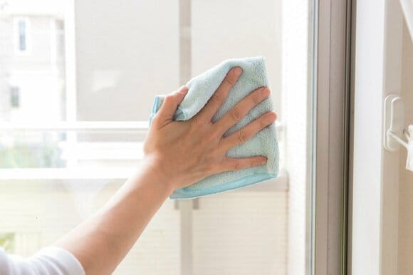 室内側の窓はよく触る低い位置や鍵の近くが汚れたらふく