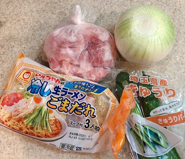 キュウリなど冷やし麺の材料