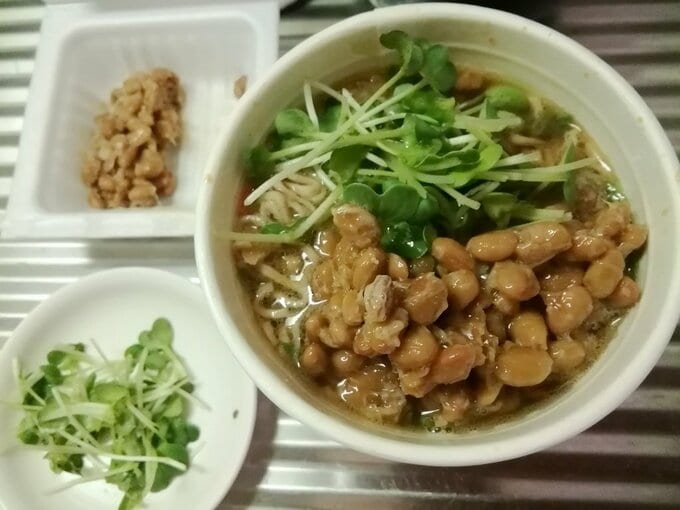 カップ麺に納豆とカイワレ大根