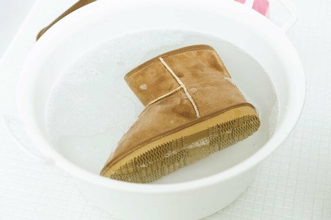 桶にお湯とブーツ