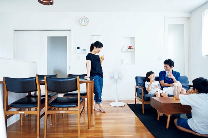 リビングに4人家族