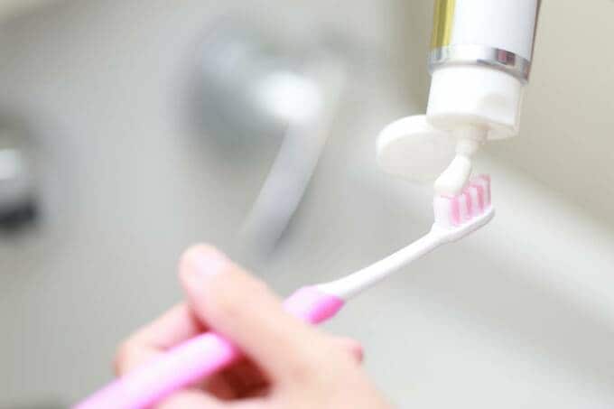 歯ブラシに歯磨き粉をつける